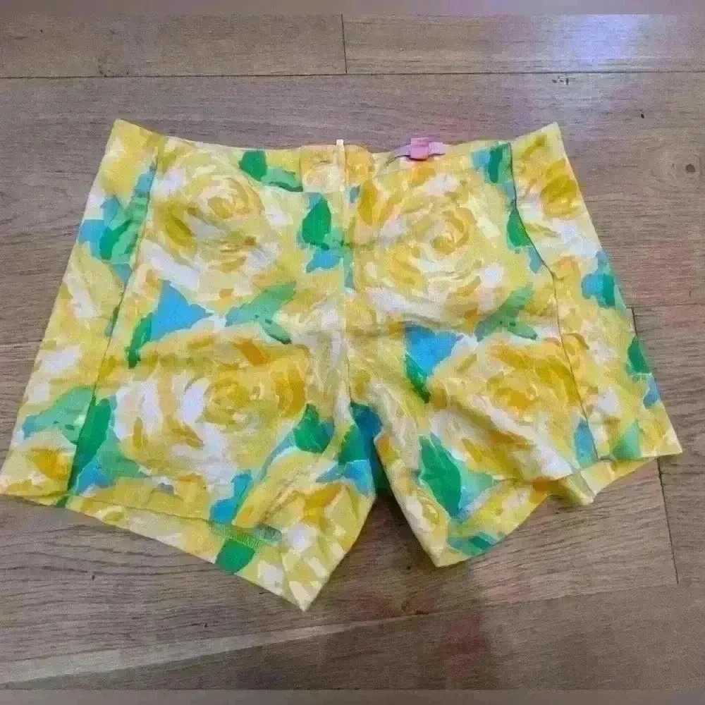 Lily Pulitzer Women’s Shorts. Yellow/blue flower print. Size 0.
